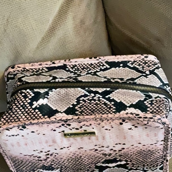 PINK FAUX SNAKESKIN LIP-COLOR ORGANIZER - Picture 4 of 11